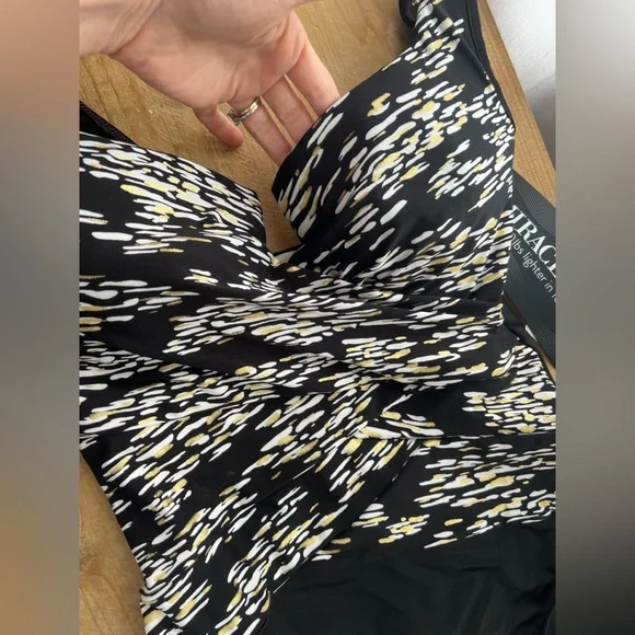 New Miraclesuit Layered Escape One Piece in Zara Dazzle Size 10 - Picture 3 of 7